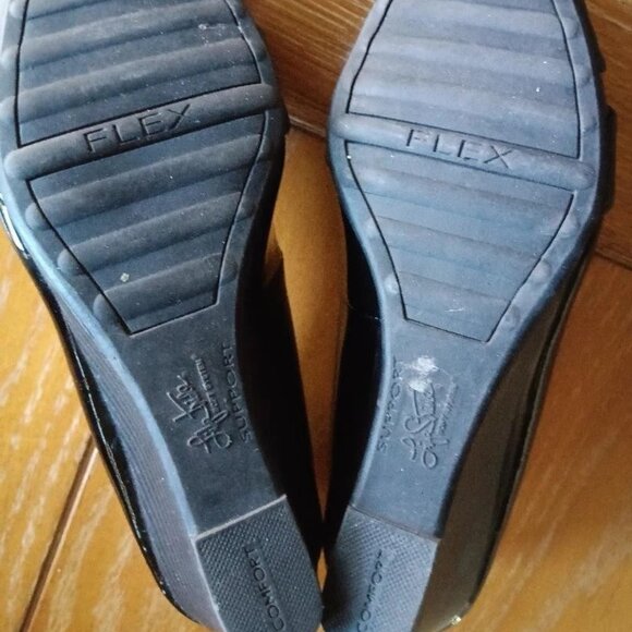 Life Stride Soft Systems black patent leather wedge pumps in size 8 B (Medium) - Picture 3 of 4